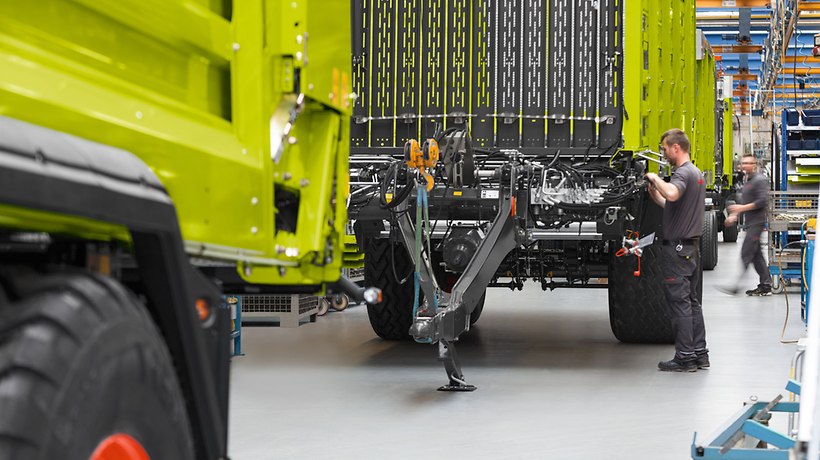 Bis Ende April wird noch eine mittlere dreistellige Stückzahl an Grünfuttererntemaschinen gebaut, pro Tag werden kontinuierlich mehr als 100 Maschinen verladen und versandt.
-