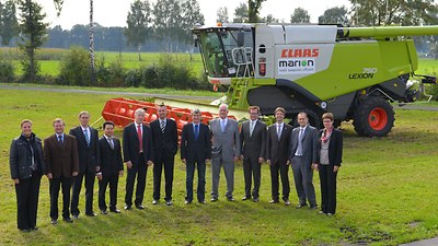 Sie freuen sich über einen erfolgreichen Projektabschluss (von links): Birgit Buchholz (VDI/VDE Innovation + Technik GmbH), Dr. Klaus Glasmacher (BMWi), Prof. Dr. Joachim Hertzberg (DFKI), Dr. Ronny Hartanto (DFKI), Rainer Heinstein (VDI/VDE Innovation + Technik GmbH), Dr. Max Reinecke (CLAAS, Projektleiter marion), Dr. Hagen Adam (Still), Gerhard Hembach (Deutsches Zentrum für Luft- und Raumfahrt, Projektträger), Dr. Hans-Peter Grothaus (CLAAS), Dr. Joachim Tödter (Still), Volker Viereck (Still) und Gudrun Tschirner-Vinke (Atos C-Lab). -