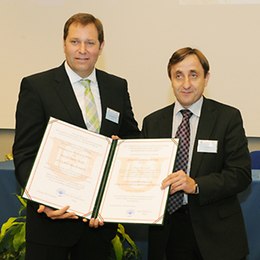 Jan-Hendrik Mohr (links) und Professor István Szabó mit der Urkunde. -