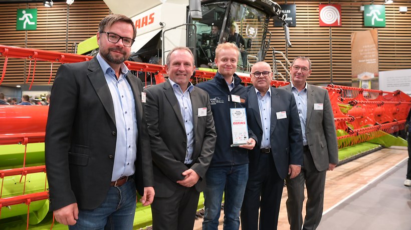 Das Team von CLAAS France (Franck Nowak, Bernard Neuville, Didier Collobert, Philippe Lerat) freute sich zusammen mit Matthias Mumme (links), Leiter Fachpresse, über den Preis. -
