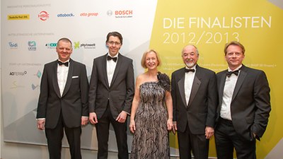 Prof. Dr. Johanna Wanka, Bundesministerin für Bildung und Forschung, verlieh den Innovationspreis 2012. Dr. Theo Freye (zweiter von rechts) nahm die Auszeichnung für CLAAS als Finalist entgegen. -