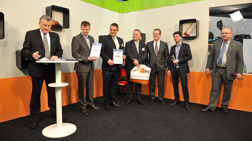 Sie nahmen den Preis für den TUCANO entgegen : Von links, mit grüner Krawatte, Marcus Höfer (Leiter Produktmanagement CLAAS Selbstfahrende Erntemaschinen GmbH), Guillaume Feys (Leitung Produktmanagement Mähdrescher CLAAS France), Thierry Panadero (Regionalgeschäftsführer Westeuropa der CLAAS Gruppe, Geschäftsführer CLAAS France) und, mit roter Krawatte, Lothar Kriszun, Sprecher der CLAAS Konzernleitung. -